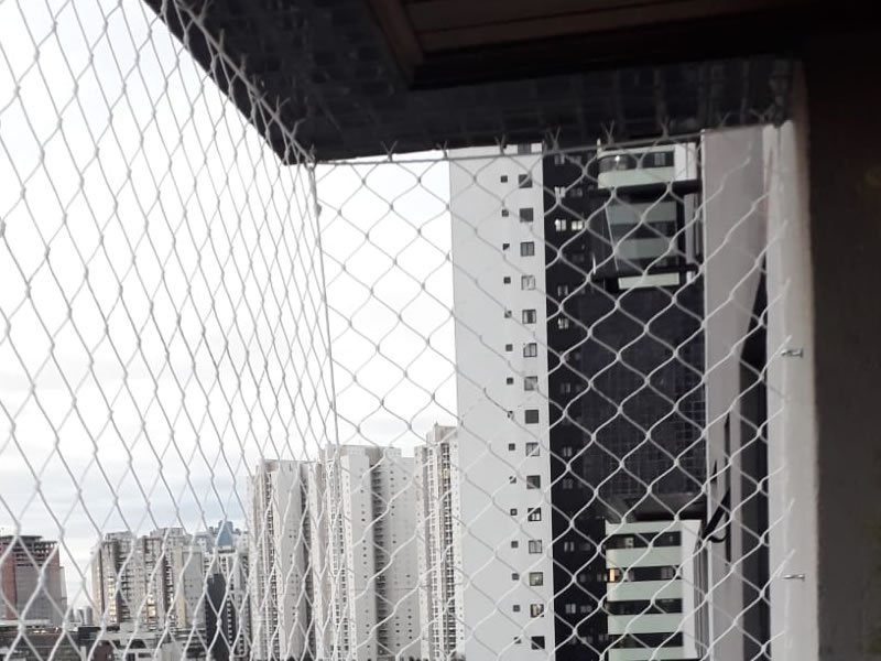 Instalação de rede de segurança em São Benedito, Vitória